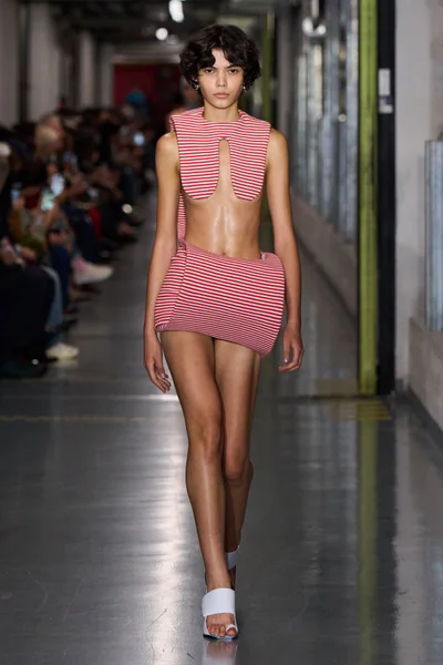 Look 16